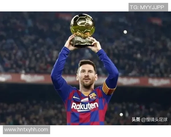 足球明星与女友甜蜜合影展现爱情与事业的完美平衡